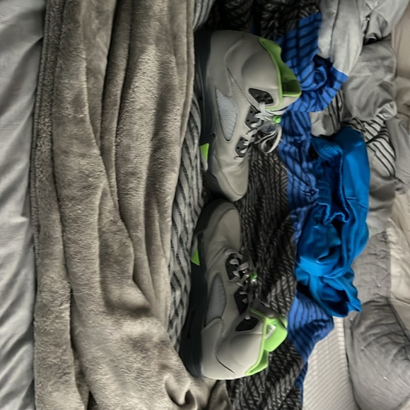 I’m selling air Jordan 5 retros the size is 8 mens basketball shoes - Picture 4 of 5